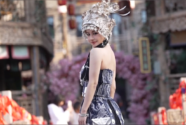 凡凡民族风苗族美女，惊艳古镇！