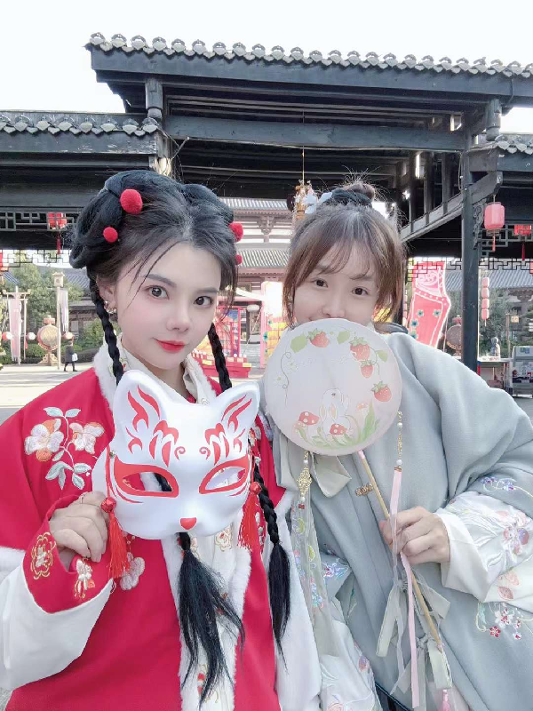 小U哈和好友穿古装畅玩官窑古镇
