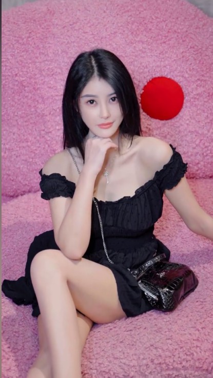 纯欲天花板，兰梦莎性感街拍惊艳