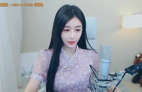这位电母颜值与兰梦莎不相上下