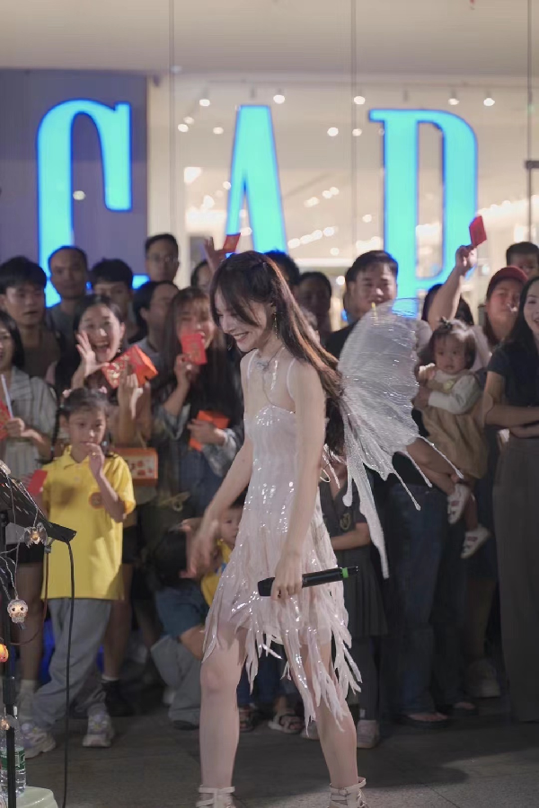 唯美户外婚纱秀，鱼闪闪变万圣妆