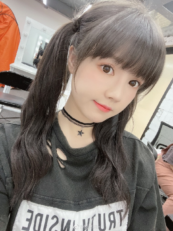 饭思思双马尾美照，获粉丝好评！