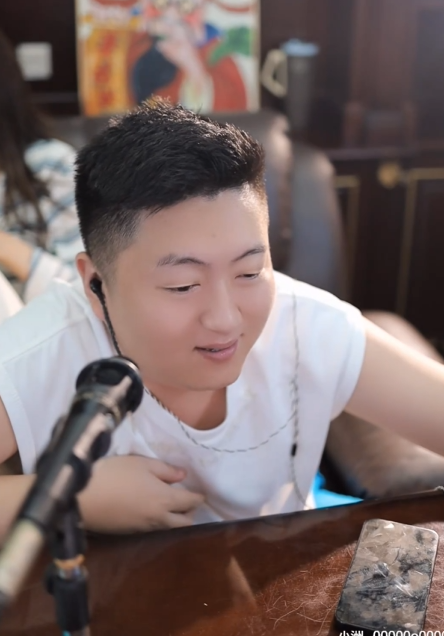 小洲临时开播，获神豪乐哥豪刷礼物
