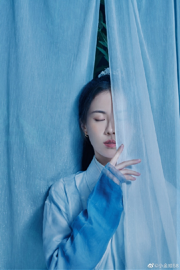 英姿飒爽！小金娃古装写真
