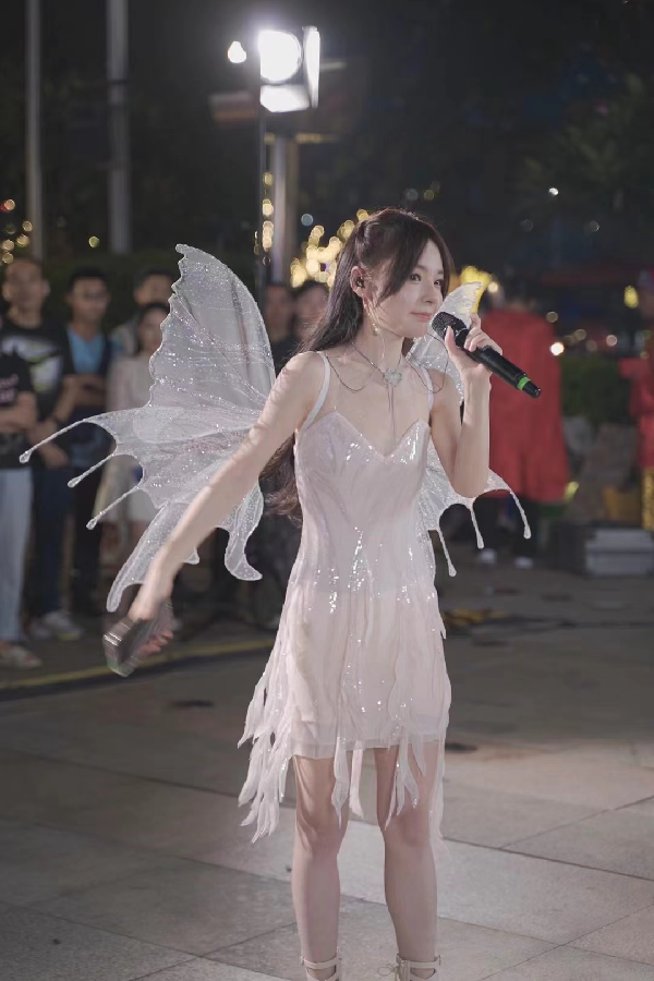 唯美户外婚纱秀，鱼闪闪变万圣妆