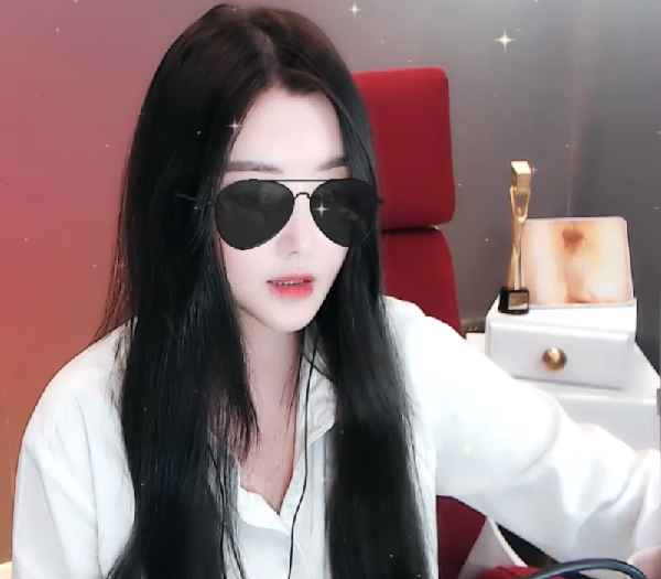 即使戴墨镜，也挡不住晓夏的美貌