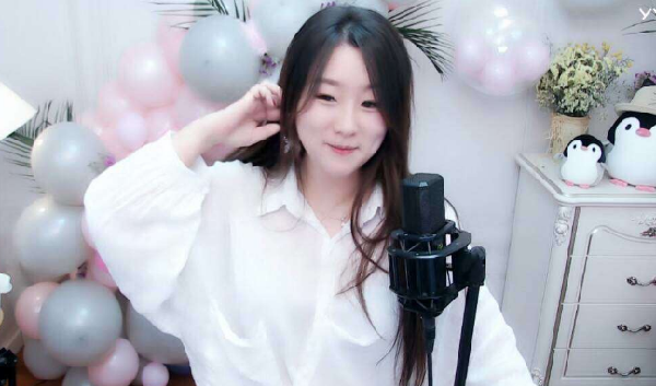 两次相遇，美女竟要签约七彩