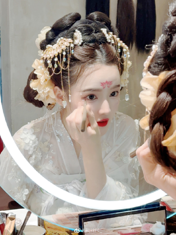 戴羽彤西安演出，穿古装逛不夜城