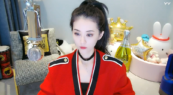 飒！小金娃红色制服尽显女神气质