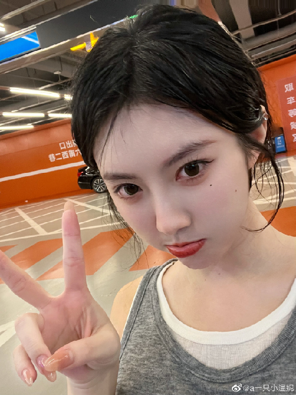 女神温妮健身房自拍美照秀身材！