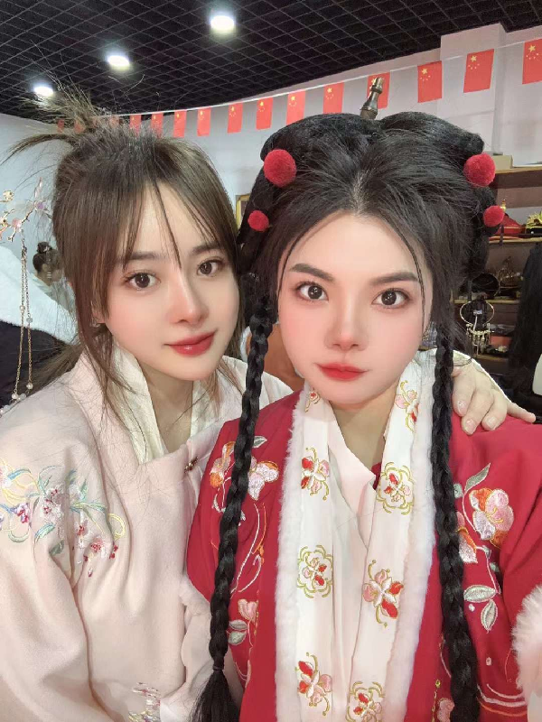 小U哈和好友穿古装畅玩官窑古镇