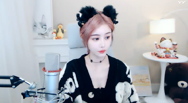兰梦莎变身小猫咪，魅力无限！