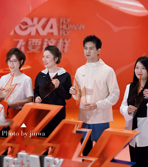 近距离面对男神！小金娃沦陷了