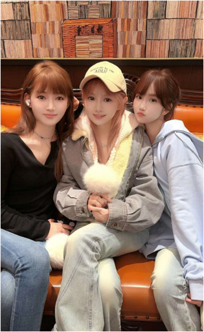 文儿赴成都，与美女徒弟合影晒照！