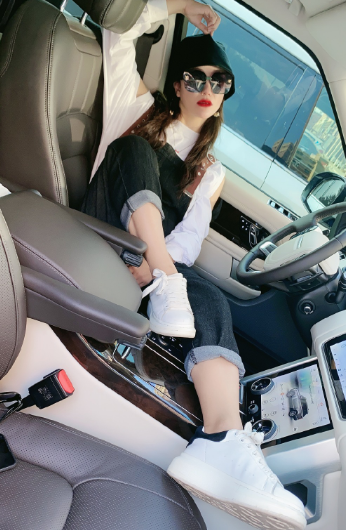 香车美女！文静冷酷生活照