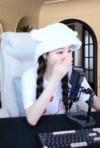 雪儿真电母，敬业获赞！