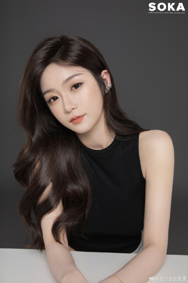 婀娜多姿！小天天紧身装写真来袭