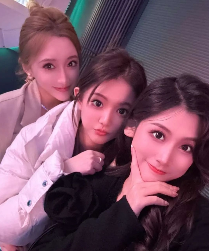 4个小时！微凉朋友圈晒新照