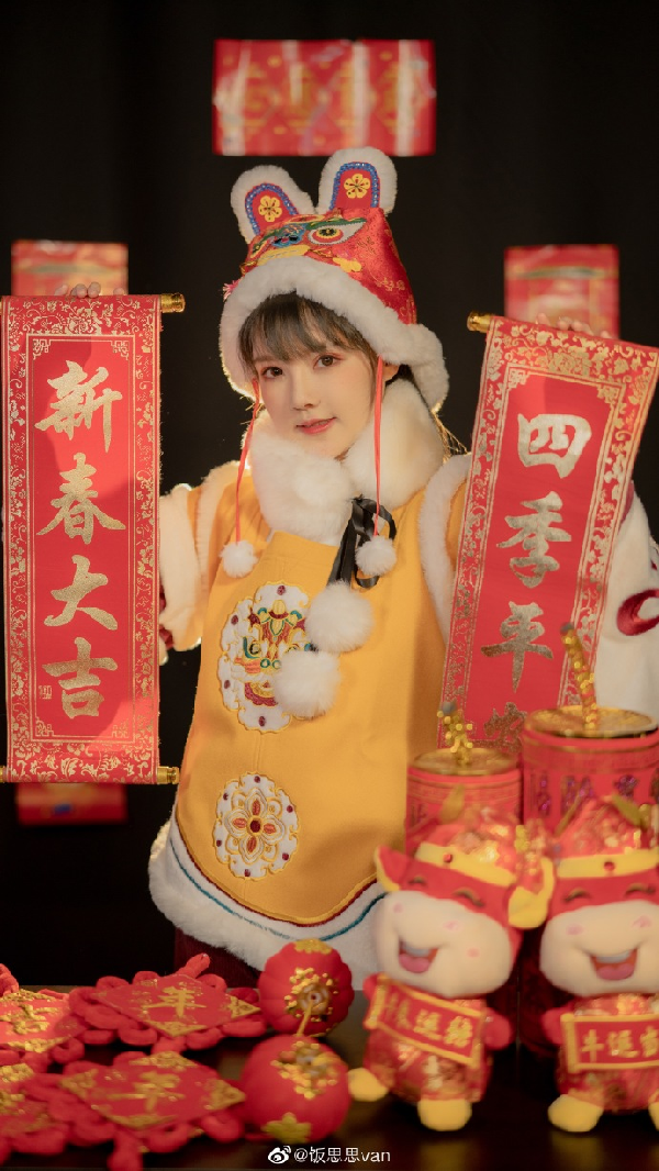 饭思思晒春节写真，送你新年祝福