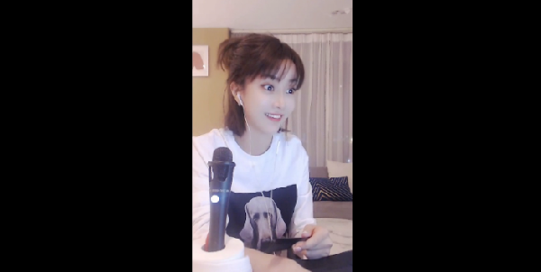 崔阿扎出门被围观，脖子都扭歪?