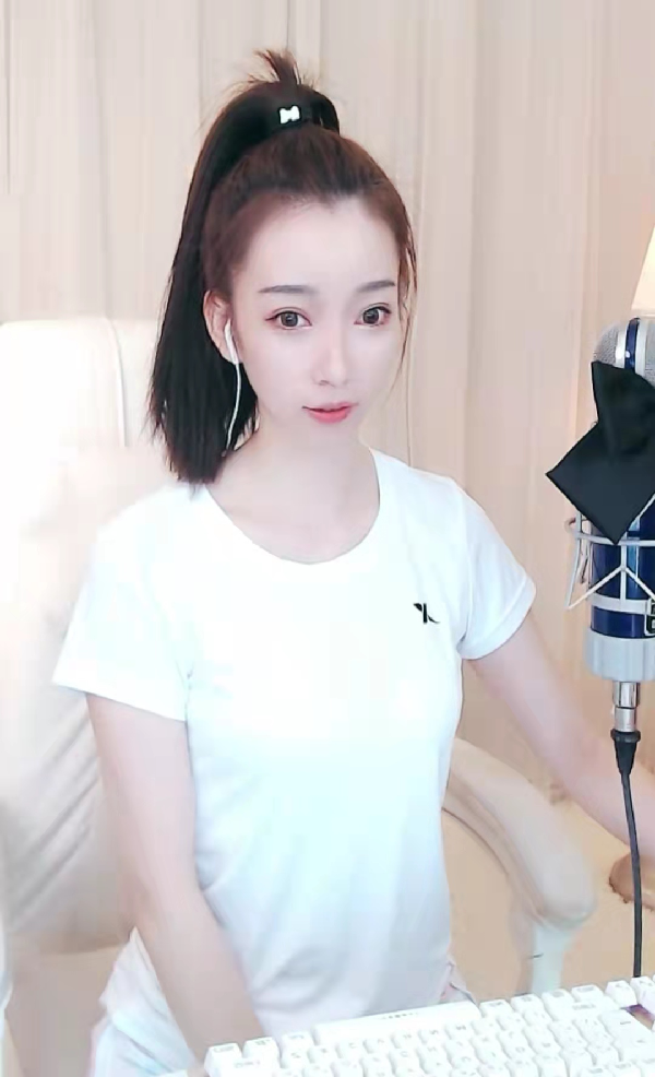 杨大爷运动装出镜！活力感满满！