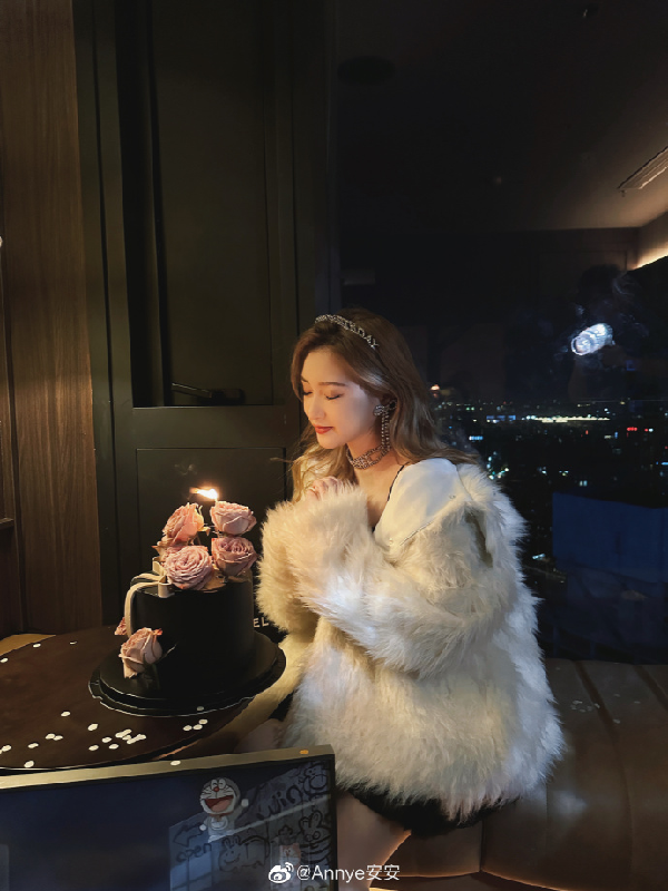 女王范！安安与闺蜜庆生曝美照。