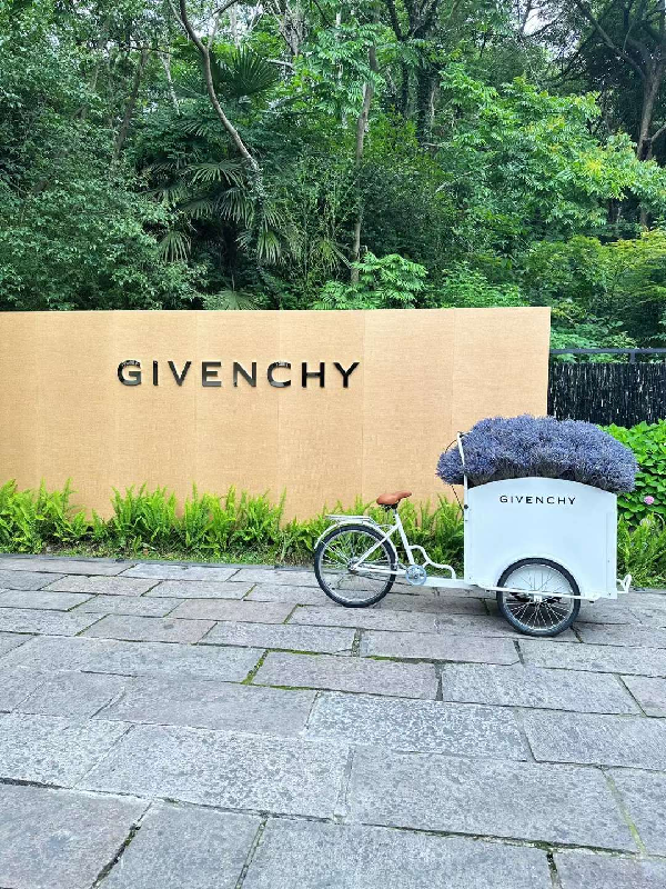 女神夏畅玩江南，入住纪梵希！