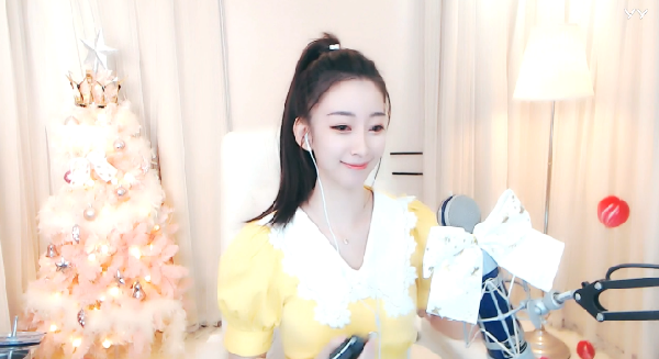 礼物霸屏！杨大爷刚开播获豪刷