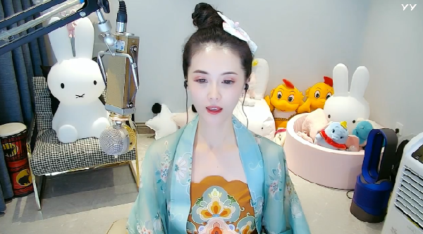 雍容华贵！小金娃穿汉服气质尽显
