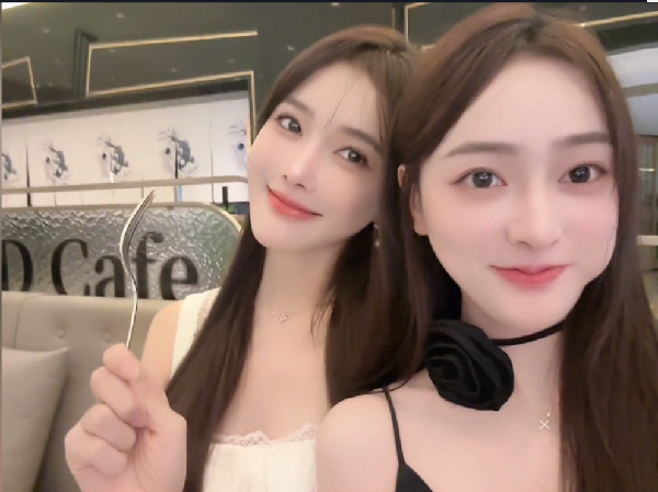 电母姐妹同框，芮甜甜和妹妹合影