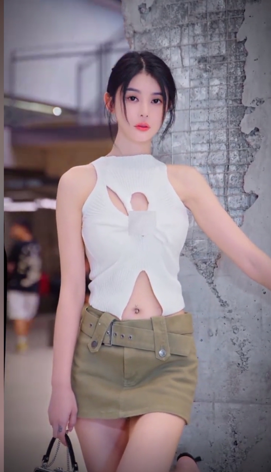 笨蛋美人，兰梦莎大长腿迷人！