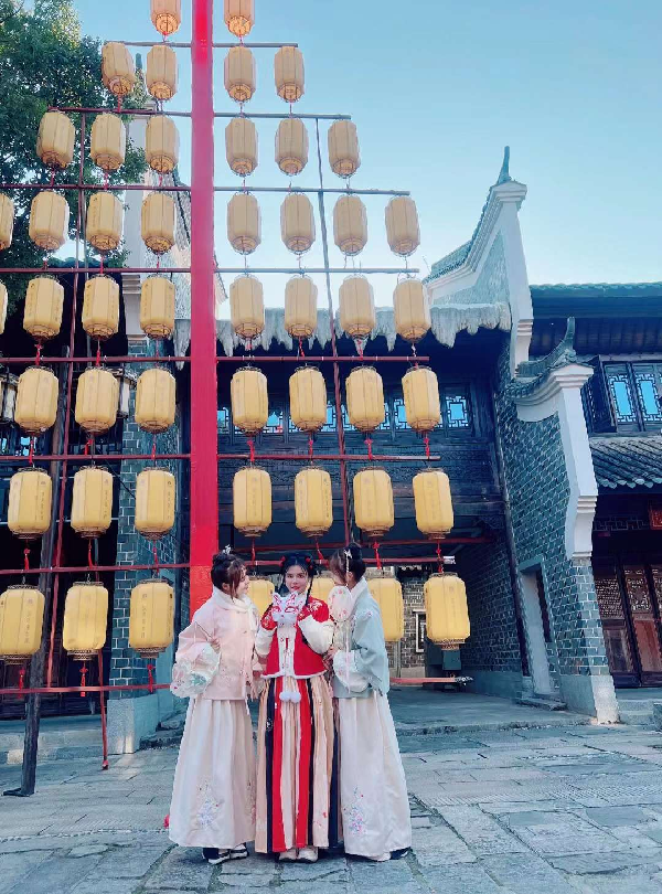 小U哈和好友穿古装畅玩官窑古镇