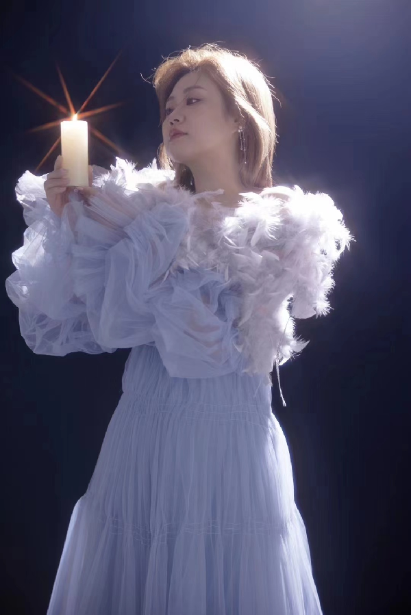 qjy夺冠后拍摄绝美写真，瘦多了