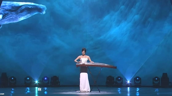 曼妙美女演奏出了古风优雅的旋律
