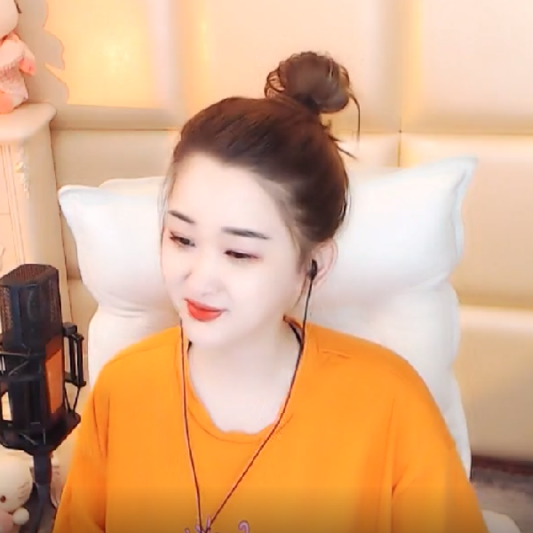 美美公主头配橙色T恤，少女感十足
