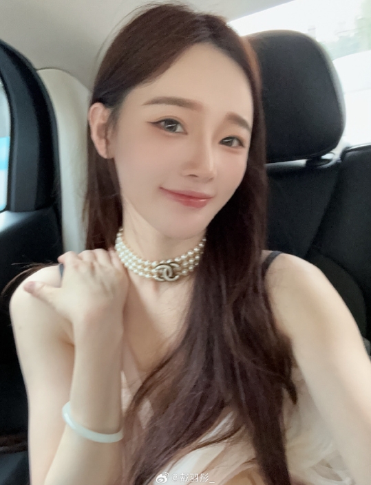 戴羽彤给自己庆生，太美啦！