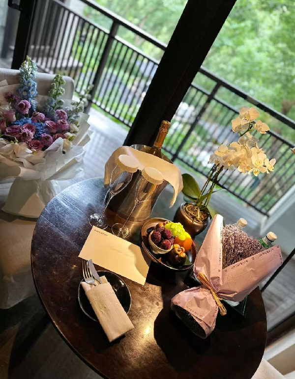 女神夏畅玩江南，入住纪梵希！