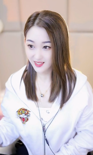 光彩照人的大美美，笑容甜化全场