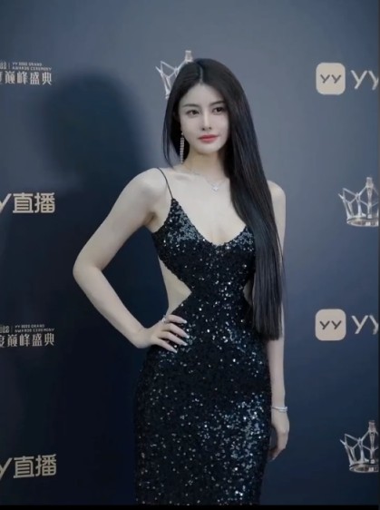 聚焦闪光灯，兰梦莎忙着上热搜！