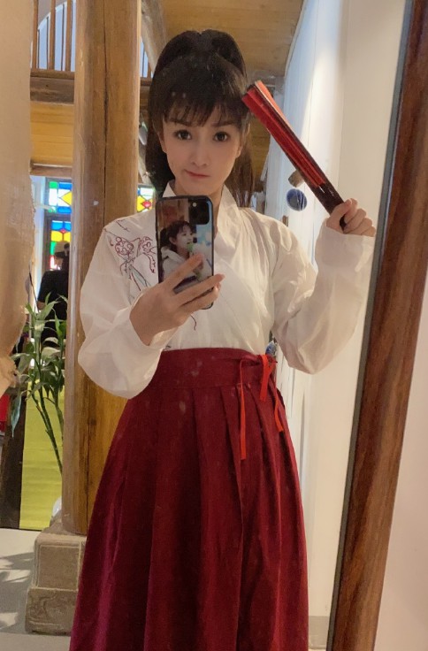 文儿的礼服被鱼总吐槽,贼丑贼土?