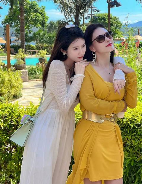 身材真好，小温妮母女似姐妹