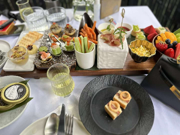 女神夏畅玩江南，入住纪梵希！