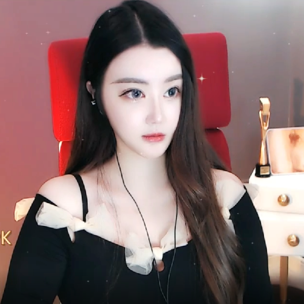 清秀迷人！晓夏最新美照大放送