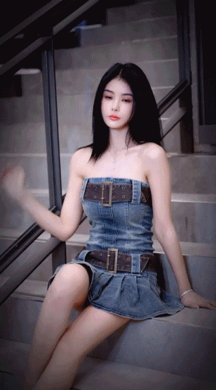 兰梦莎抹胸牛仔裙尽显长腿！