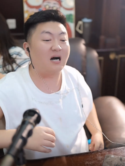 小洲临时开播，获神豪乐哥豪刷礼物