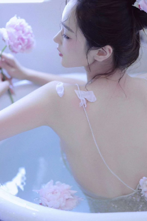 媚娘最新自拍，娇艳美貌似芍药！