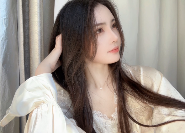 甜美女神颜可，521万票夺得头条