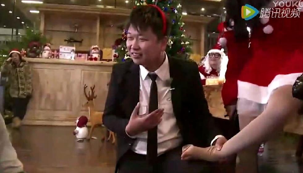 奇葩节目咬破丝袜闻女主播脚