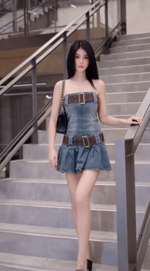 兰梦莎抹胸牛仔裙尽显长腿！