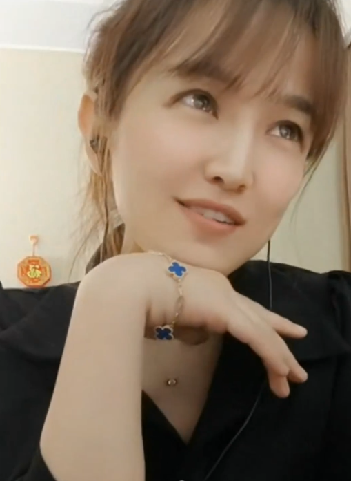 哈儿送文儿与典典同款高档饰品